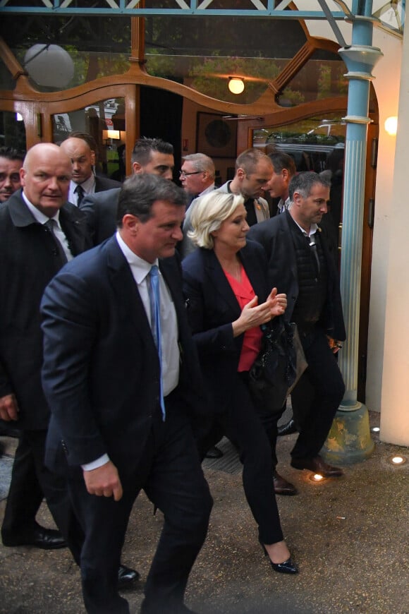 Marine Le Pen, Louis Aliot et Thierry Légier arrivant pour sa déclaration après l'annonce de sa défaite au deuxième tour des élections présidentielles au Chalet du Lac, bois de Vincennes à Paris, le 7 mai 2017