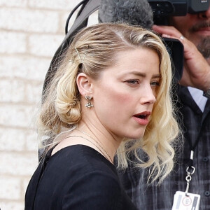 Amber Heard sort du tribunal, alors que le verdict du procès en diffamation qui l'oppose à Johnny Depp est tombé. Fairfax, le 1er juin 2022. L'actrice, qui s'était décrite comme une victime de violences conjugales dans une tribune publiée en 2018 par le " Washington Post ", a été condamnée à verser quinze millions de dollars de dommages et intérêts à Johnny Depp pour diffamation. 