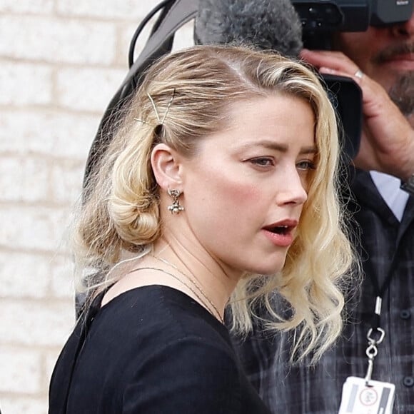 Amber Heard sort du tribunal, alors que le verdict du procès en diffamation qui l'oppose à Johnny Depp est tombé. Fairfax, le 1er juin 2022. L'actrice, qui s'était décrite comme une victime de violences conjugales dans une tribune publiée en 2018 par le " Washington Post ", a été condamnée à verser quinze millions de dollars de dommages et intérêts à Johnny Depp pour diffamation. 