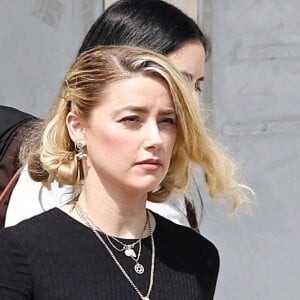 Amber Heard sort du tribunal, alors que le verdict du procès en diffamation qui l'oppose à Johnny Depp est tombé. Fairfax, le 1er juin 2022. L'actrice, qui s'était décrite comme une victime de violences conjugales dans une tribune publiée en 2018 par le " Washington Post ", a été condamnée à verser quinze millions de dollars de dommages et intérêts à Johnny Depp pour diffamation. 