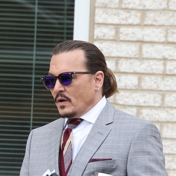 Johnny Depp sort du procès intenté contre son ex-femme, Amber Heard à Fairfax, Virginie, Etats-Unis, le 26 mai 2022. 