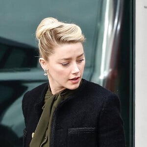 Amber Heard quitte le tribunal lors du procès intenté pour diffamation par son ex-mari, J.Depp. Le 25 mai 2022. 