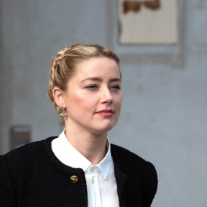 Amber Heard à la sortie du tribunal de Fairfax, le 21 mai 2022. 