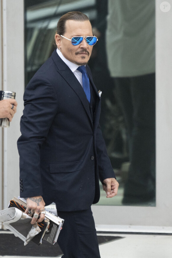 Johnny Depp arrive au tribunal de Fairfax, Virginie, Etats-Unis, le 25 avril 2022. Johnny Depp poursuit son ex-femme Amber Heard pour diffamation dans l'État américain de Virginie, pour un article qu'elle a écrit pour le Washington Post en 2018. 