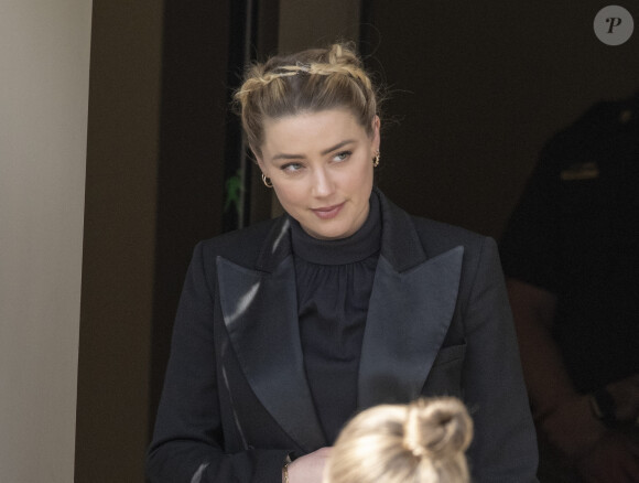 Amber Heard à la sortie du tribunal à Fairfax le 14 avril 2022. Johnny Depp poursuit en diffamation son ex-épouse, Amber Heard, qui l'a accusé de violences conjugales. 
