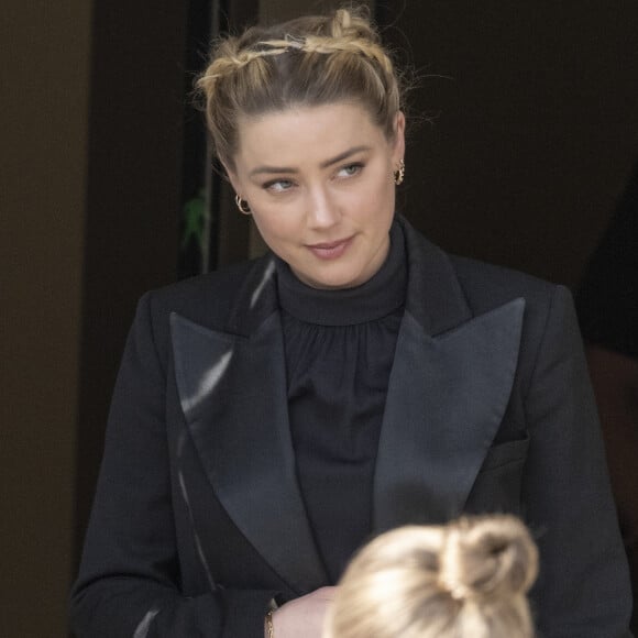 Amber Heard à la sortie du tribunal à Fairfax le 14 avril 2022. Johnny Depp poursuit en diffamation son ex-épouse, Amber Heard, qui l'a accusé de violences conjugales. 