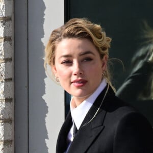 Amber Heard à la sortie du tribunal à Fairfax le 14 avril 2022. Johnny Depp poursuit en diffamation son ex-épouse, Amber Heard, qui l'a accusé de violences conjugales. 