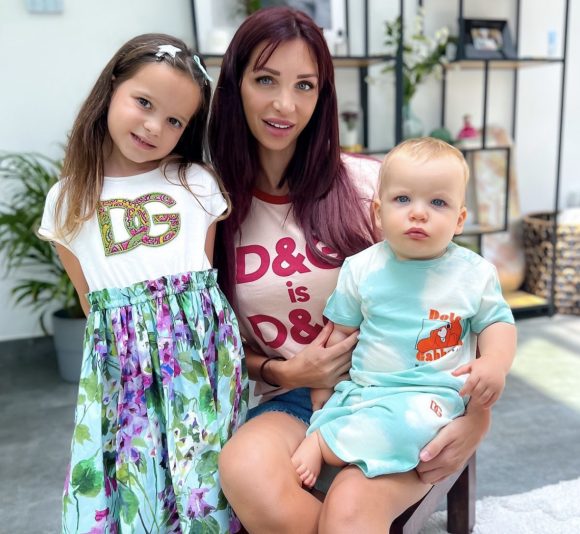 Julia Paredes a eu deux enfants avec son mari Maxime Parisi, Luna et Vittorio - Instagram