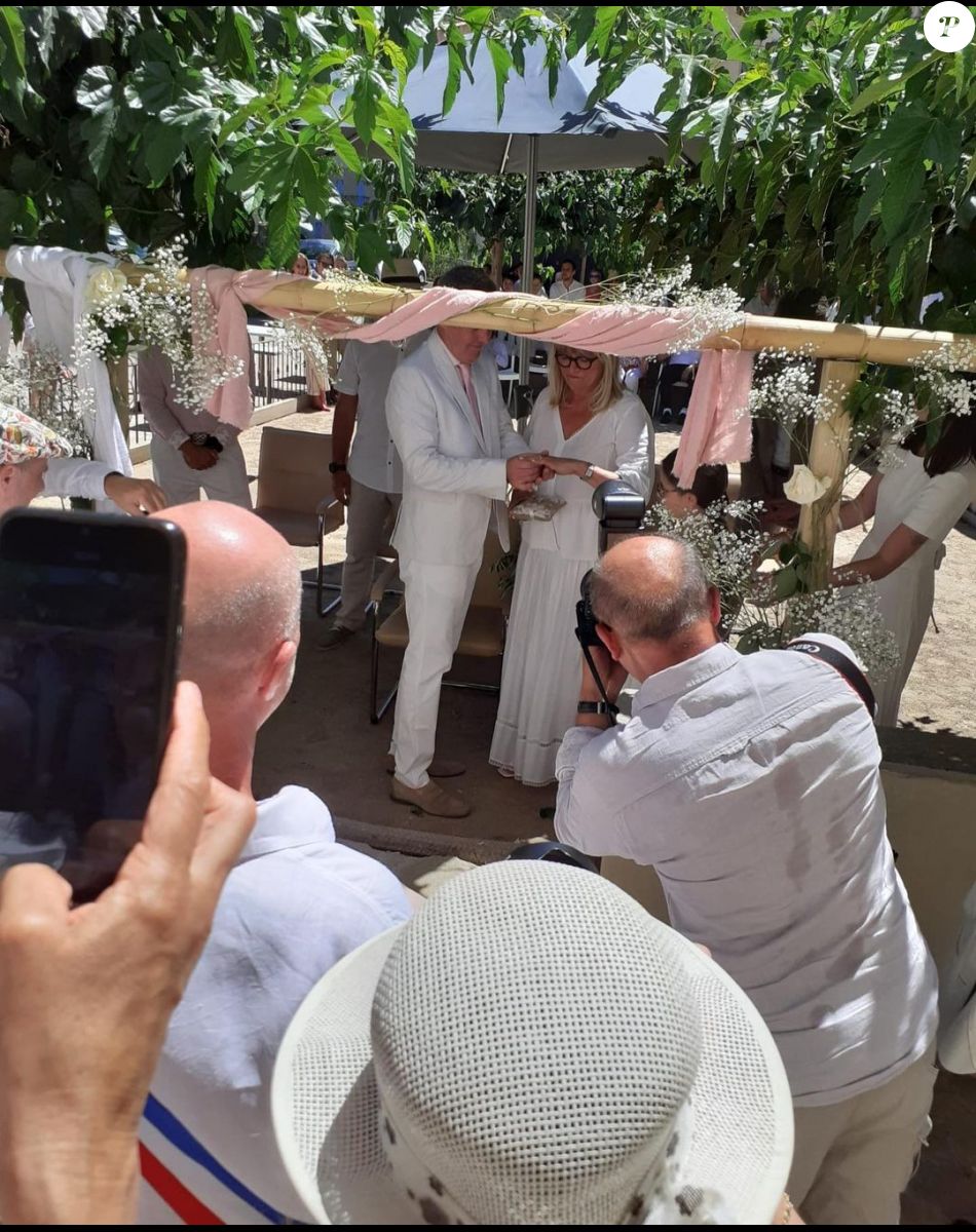 Christine Bravo a partagé cette photo de son mariage avec Stéphane Bachot, en Corse.
