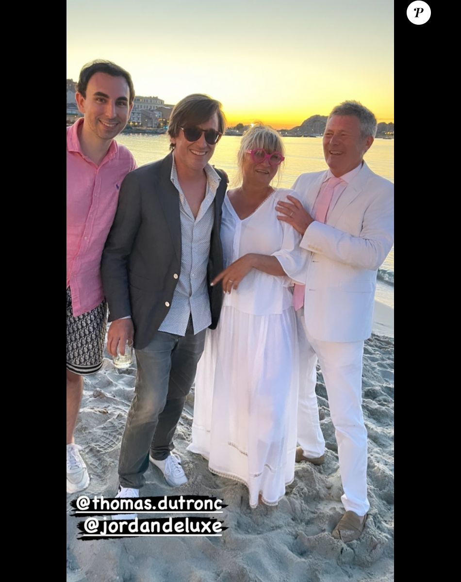 Christine Bravo et son mari Stéphane pose avec Thomas Dutronc et Jordan De Luxe lors de la soirée de leur mariage en Corse le 11 juin 2022.