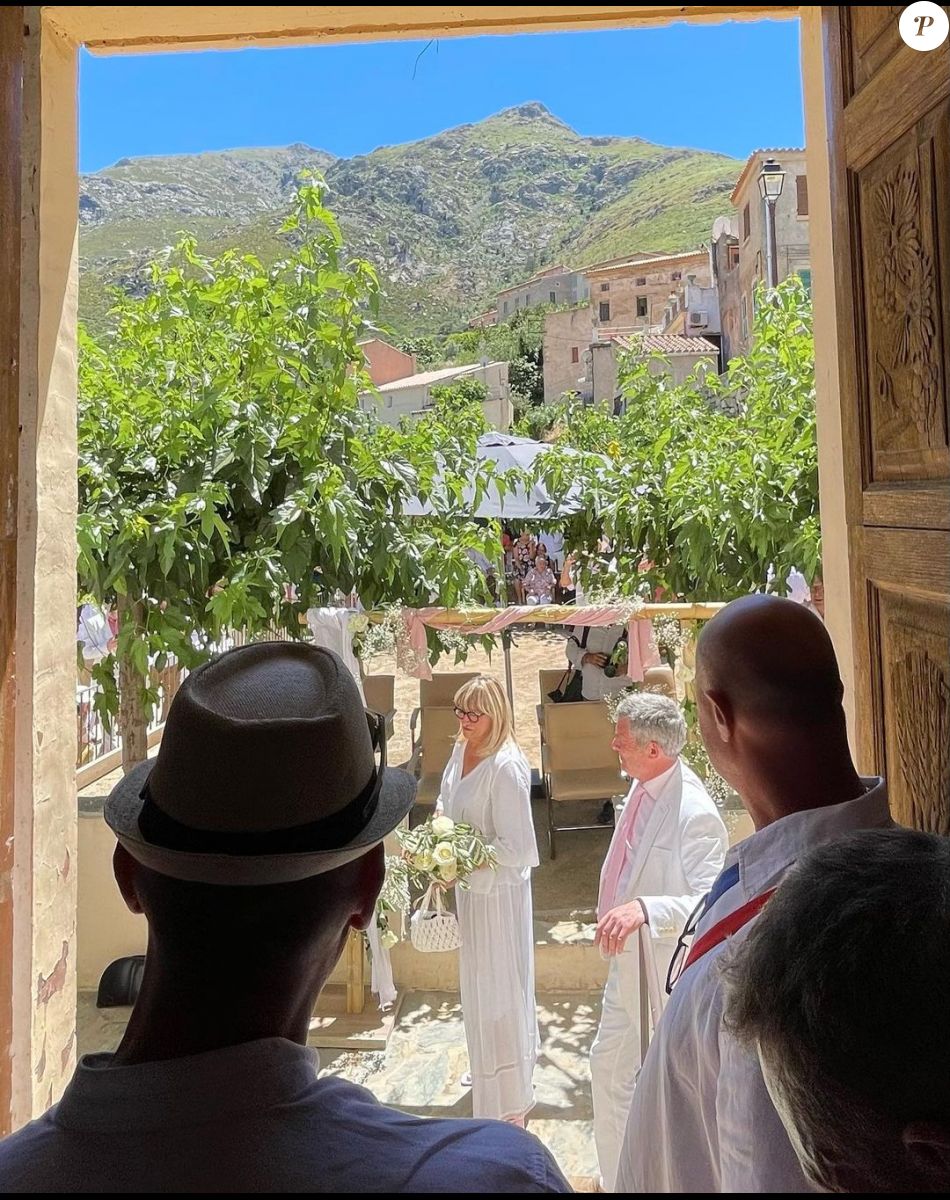 Christine Bravo a partagé cette photo de son mariage avec Stéphane Bachot, en Corse.