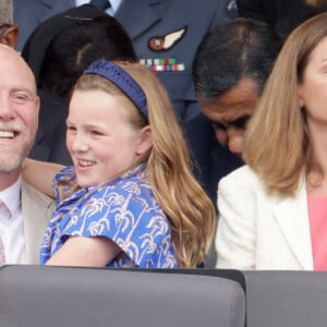 Kate Catherine Middleton, duchesse de Cambridge, Mike Tindall et Mia Tindall - La famille royale d'Angleterre lors de la parade devant le palais de Buckingham, à l'occasion du jubilé de la reine d'Angleterre. Le 5 juin 2022 