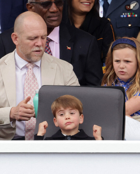 Le prince Louis, Mike Tindall et Mia Tindall - La famille royale d'Angleterre lors de la parade devant le palais de Buckingham, à l'occasion du jubilé de la reine d'Angleterre. Le 5 juin 2022 
