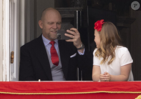 Mike Tindall et sa fille Mia Grace - Les membres de la famille royale regardent le défilé Trooping the Colour depuis un balcon du palais de Buckingham à Londres lors des célébrations du jubilé de platine de la reine le 2 juin 2022 