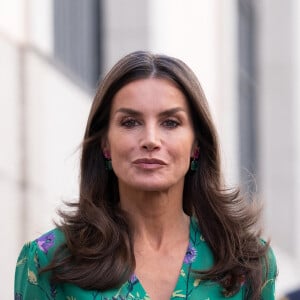 La reine Letizia d'Espagne à son arrivée à la présentation du "Livre blanc sur le cancer de la peau en Espagne" par l'Académie espagnole de dermatologie et de vénéréologie et sa Fondation Piel Sana à Madrid, le 13 juin 2022.