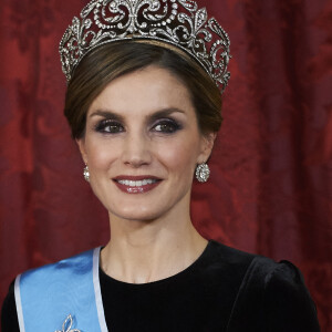 La reine Letizia d'Espagne lors du dîner de gala en l'honneur du président argentin et sa femme au Palais royal de Madrid, Espagne, le 22 février 2017. Pour la première fois depuis l'accession au trône de son époux, la reine Letizia d'Espagne a porté le diadème dit " Fleur de Lys " uniquement coiffé par les reines. Jusqu'à présent, la reine Letizia avait porté depuis son mariage en 2004 des diadèmes mis à sa disposition par sa belle-mère la reine Sophie et un diadème offert par son époux provenant du joaillier Ansorena. © Jack Abuin/Zuma Press/Bestimage