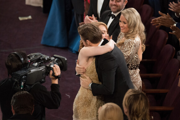 Emma Stone (Oscar de la meilleure actrice '' La La Land'') et Ryan Gosling lors de la 89ème cérémonie des Oscars au Hollywood & Highland Center à Hollywood, le 26 février 2017. © AMPAS/ZUMAPRESS.com/Bestimage
