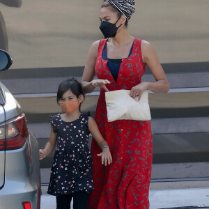 Eva Mendes et son compagnon Ryan Gosling à la sortie d'un cabinet dentaire avec leurs filles Esmeralda et Amada à Los Angeles, Californie, Etats-Unis, le 25 août 2021. 