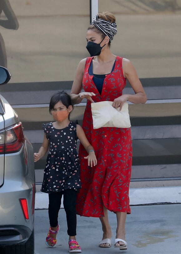 Eva Mendes et son compagnon Ryan Gosling à la sortie d'un cabinet dentaire avec leurs filles Esmeralda et Amada à Los Angeles, Californie, Etats-Unis, le 25 août 2021. 