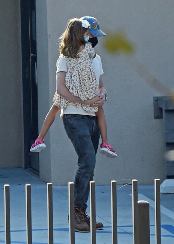 Eva Mendes et son compagnon Ryan Gosling à la sortie d'un cabinet dentaire avec leurs filles Esmeralda et Amada à Los Angeles, Californie, Etats-Unis, le 25 août 2021.