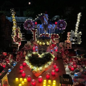 Ses fans ont célébré l'anniversaire de Johnny Hallyday au cimetière marin de Lorient à Saint-Barthélemy, Antilles française, France. La tombe a été magnifiquement décorée pour l'occassion. 