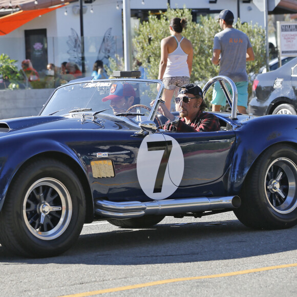 Johnny Hallyday et un ami se baladent à Los Angeles avec sa nouvelle voiture, une AC Cobra le 8 octobre 2016.