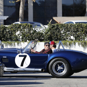 Johnny Hallyday et un ami se baladent à Los Angeles avec sa nouvelle voiture, une AC Cobra le 8 octobre 2016.