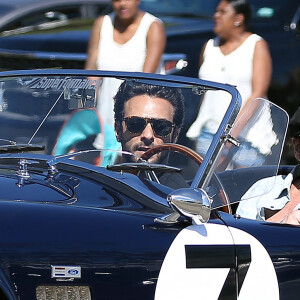 Johnny Hallyday accompagné de Maxim Nucci (Yodelice), arrive au restaurant "Soho House" à Malibu, au volant de son cabriolet AC Cobra marqué de son chiffre porte-bonheur, le numéro 7. Laeticia Hallyday, toujours en béquilles, les rejoint dans une autre voiture. Malibu, le 09 mars 2017.