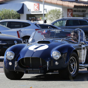 Johnny Hallyday et un ami se baladent à Los Angeles avec sa nouvelle voiture, une AC Cobra le 8 octobre 2016.