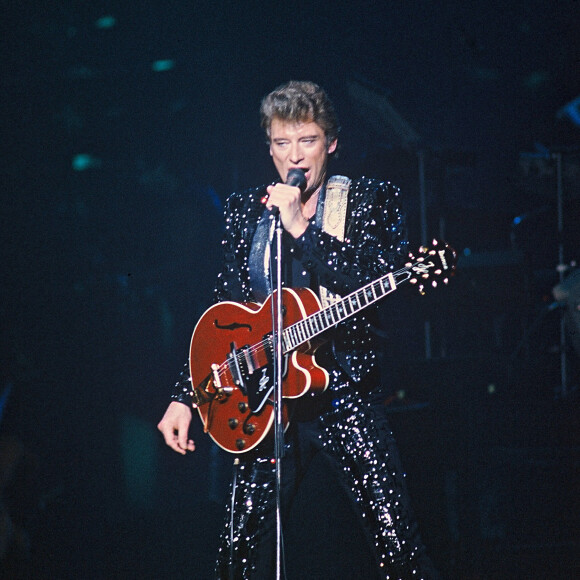 Johnny Hallyday en concert avec sa guitare en 1984 au Zenith.