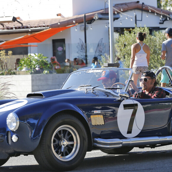 Johnny Hallyday et un ami se baladent à Los Angeles avec sa nouvelle voiture, une AC Cobra le 8 octobre 2016.