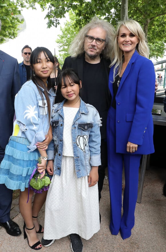 Laeticia Hallyday avec ses filles Joy et Jade et Yvan Cassar - Laeticia Hallyday sort de sa loge pour se rendre sur la scène puis pose avec des bikers et ses amis lors de l'inauguration de l'esplanade Johnny Hallyday à Toulouse, le 15 juin 2019.