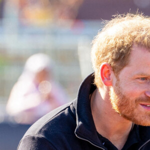 Le prince Harry et Meghan Markle assistent à la finale d'athlétisme, au deuxième jour des Invictus Games 2020 à La Haye, le 17 avril 2022. 