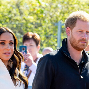 Le prince Harry et Meghan Markle assistent à la finale d'athlétisme, au deuxième jour des Invictus Games 2020 à La Haye, le 17 avril 2022. 