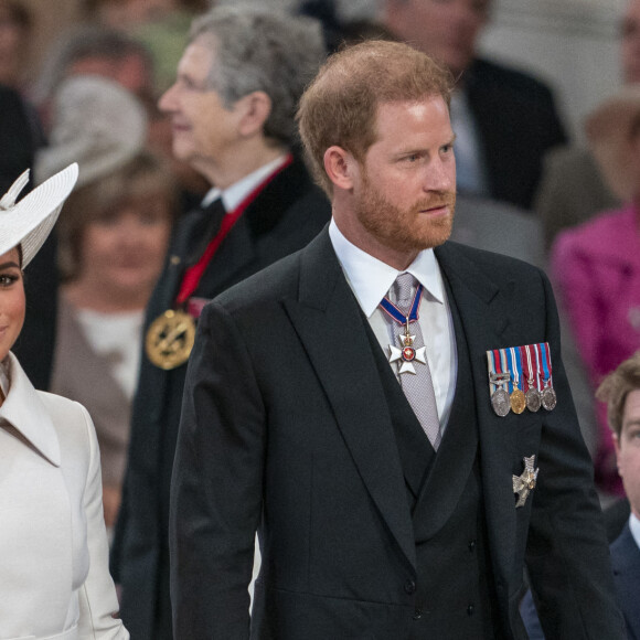 Le prince Harry, duc de Sussex, et Meghan Markle, duchesse de Sussex - Les membres de la famille royale et les invités lors de la messe célébrée à la cathédrale Saint-Paul de Londres, dans le cadre du jubilé de platine (70 ans de règne) de la reine Elisabeth II d'Angleterre. Londres, le 3 juin 2022. 