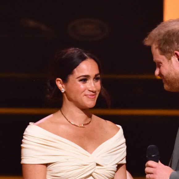 Le prince Harry et Meghan Markle lors de la cérémonie d'ouverture des Invictus Games 2020 à La Haye, le 16 avril 2022. 