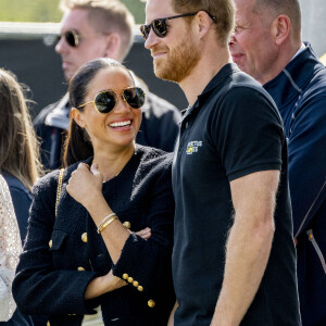 Le prince Harry et Meghan Markle lors du "Land Rover Challenge" au premier jour des Invictus Games 2020 à La Haye, le 16 avril 2022. 