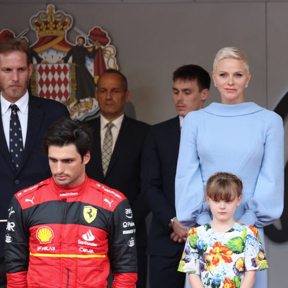 Andréa Casiraghi, Louis Ducruet, la princesse Charlene de Monaco, la princesse Gabriella de Monaco, comtesse de Carladès (robe Dolce & Gabbana, sandales Jacadi), Sergio Perez - La famille royale de Monaco au podium du Grand Prix F1 de Monaco lors de la remise du trophée à S.Perez, vainqueur de la course. Le 29 mai 2022. © Claudia Albuquerque / Bestimage 