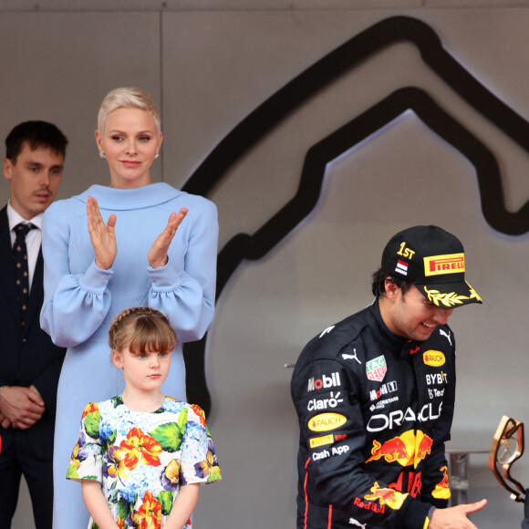 La princesse Charlene de Monaco, la princesse Gabriella de Monaco, comtesse de Carladès (robe Dolce & Gabbana, sandales Jacadi), Sergio Perez et le prince Albert de Monaco - La famille royale de Monaco au podium du Grand Prix F1 de Monaco lors de la remise du trophée à S.Perez, vainqueur de la course. Le 29 mai 2022. © Claudia Albuquerque / Bestimage 