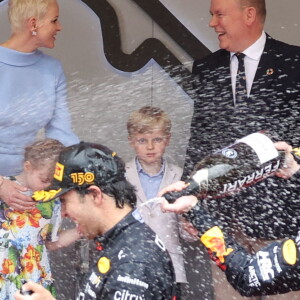 Sergio Perez, Max Verstappen, la princesse Charlene de Monaco, la princesse Gabriella de Monaco, comtesse de Carladès, le prince Albert II de Monaco et le prince Jacques de Monaco, marquis des Baux lors du Grand Prix de Monaco 2022 de F1, à Monaco, le 29 mai 2022. © Claudia Albuquerque/Bestimage 