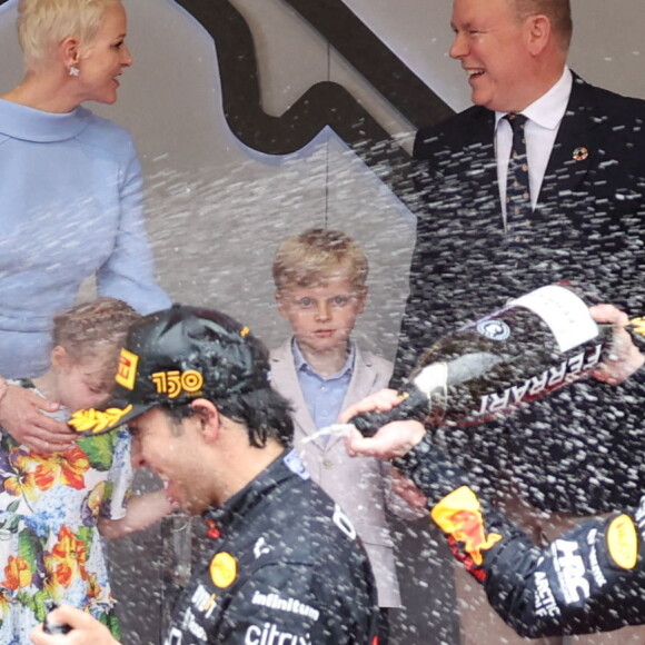 Sergio Perez, Max Verstappen, la princesse Charlene de Monaco, la princesse Gabriella de Monaco, comtesse de Carladès, le prince Albert II de Monaco et le prince Jacques de Monaco, marquis des Baux lors du Grand Prix de Monaco 2022 de F1, à Monaco, le 29 mai 2022. © Claudia Albuquerque/Bestimage 