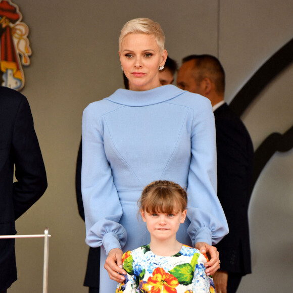 La princesse Charlene de Monaco, et la princesse Gabriella de Monaco (robe Dolce & Gabbana), comtesse de Carladès au podium du Grand Prix de Monaco 2022 de F1, à Monaco, le 2ç mai 2022. © Bruno Bebert/Bestimage