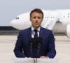 Le président de la République française, Emmanuel Macron fait une déclaration sur le tarmac devant son avion présidentiel avant son départ pour rendre visite aux troupes françaises de l'OTAN stationnées en Roumanie, à l'aéroport Paris-Orly, à Orly, France