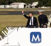 Le président Emmanuel Macron embarque dans l'avion présidentiel à Sydney, Australie, pour rejoindre la Nouvelle Calédonie le 3 mai 2018