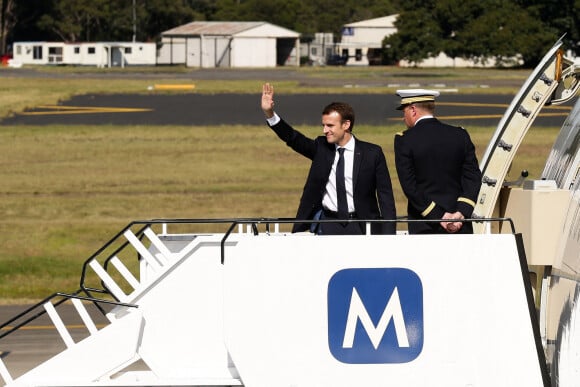 Le président Emmanuel Macron embarque dans l'avion présidentiel à Sydney, Australie, pour rejoindre la Nouvelle Calédonie le 3 mai 2018