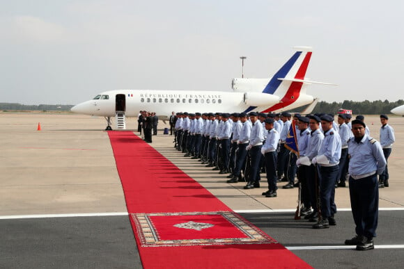 Le président Emmanuel Macron et sa femme Brigitte prennent l'avion présidentiel pour rentrer à Paris après leur visite privée à Rabat au Maroc le 15 juin 2017