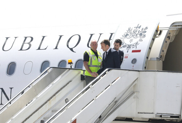 Le président de la République française Emmanuel Macron arrive avec l'Airbus présidentiel (Cotam Unité) à l'aéroport international Jomo Kenyatta, à Nairobi, Kenya, le 13 mars 2019