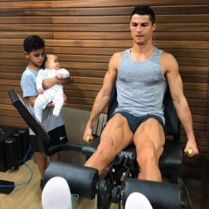 Cristiano Ronaldo fait de la musculation devant sion fils Cristiano Jr et l'un de ses jumeaux. Instagram, le 25 octobre 2017.