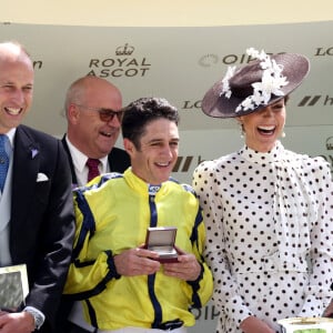 Le prince William, duc de Cambridge, Catherine (Kate) Middleton, duchesse de Cambridge, et le jockey Christophe Soumillon lors du quatrième jour de la Royal Ascot 2022 à l'hippodrome d'Ascot dans le Berkshire, Royaume Uni, le 17 juin 2022. 