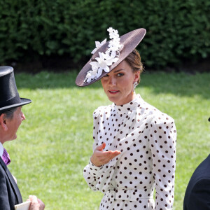 Catherine (Kate) Middleton, duchesse de Cambridge, lors du quatrième jour de la Royal Ascot 2022 à l'hippodrome d'Ascot dans le Berkshire, Royaume Uni, le 17 juin 2022. 